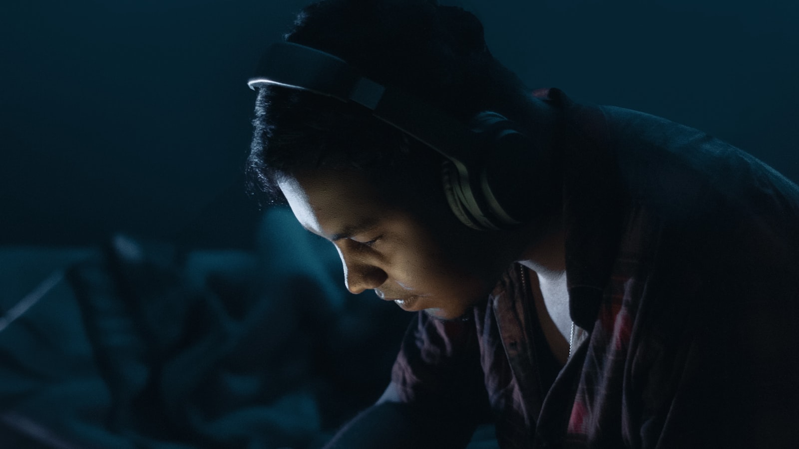 Blue Light and Sleep: Do Screens Before Bed Really Mess Up Your Sleep?